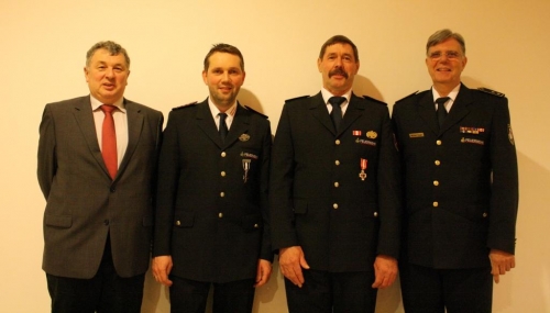 Von links: Bürgermeister Jürgen Silberzahn, Kommandant Matthias Frank, geehrt für 40 Jahre aktiven Feuerwehrdienst Klaus Schumm, Kreisbrandmeister Werner Vogel