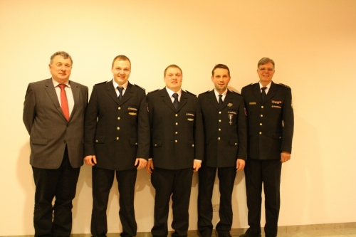 Von links: Bürgermeister Jürgen Silberzahn, befördert zum Oberfeuerwehrmann Chris Federolf und Nico Federolf, Kommandant Matthias Frank, Kreisbrandmeister Werner Vogel